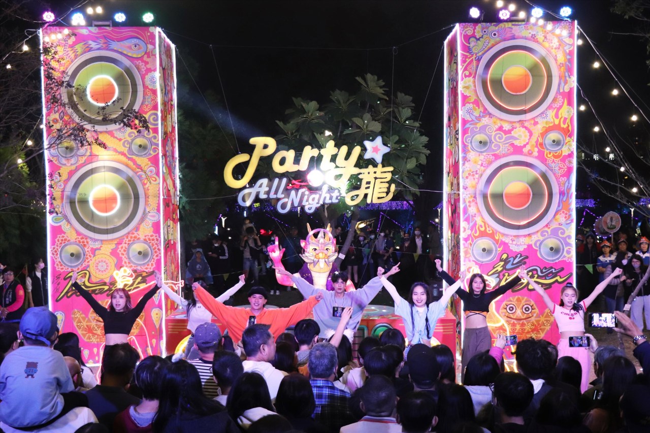 2024中臺灣元宵燈會-民政局燈區「Party all night 龍」